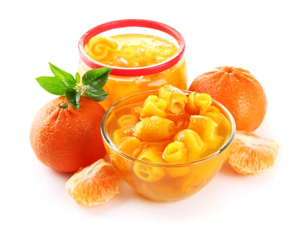 Orangenmarmelade mit Schale und Mandarinen, isoliert auf weiß — Stockfoto