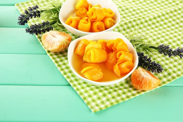 Апельсиновый джем с цедрой и мандаринами на деревянном столе на деревянном столе — стоковое фото