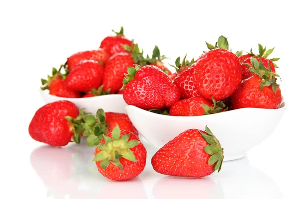 सफेद पर अलग कटोरे में ताजा स्ट्रॉबेरी — स्टॉक फ़ोटो, इमेज