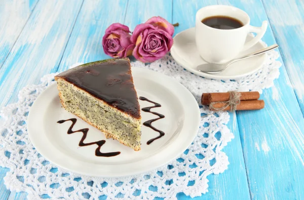 Delicioso pastel de semillas de amapola con taza de café en primer plano de la mesa — Foto de Stock