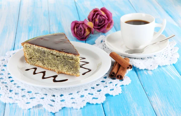 Delicious poppy seed cake with cup of coffee on table close-up — Stock Photo, Image