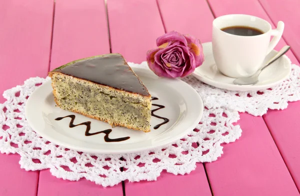 Delicioso bolo de semente de papoula com xícara de café na mesa close-up — Fotografia de Stock