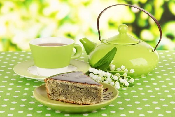Heerlijke papaver zaad cake met kopje thee op tafel op lichte achtergrond — Stockfoto