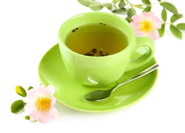 Taza de té de hierbas con flores de rosa de la cadera, aislado en blanco — Foto de Stock