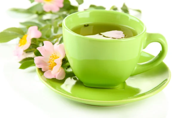 Xícara de chá de ervas com flores de rosa do quadril, isolado em branco — Fotografia de Stock