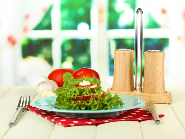 Läckra rostade märg och tomat skivor med salladsblad, på ljus bakgrund — Stockfoto