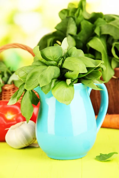 Verse kruid werper op houten tafel op natuurlijke achtergrond — Stockfoto