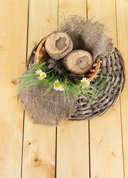 De nombreux épillets et de la camomille sur le satin dans le panier sur fond en bois — Photo