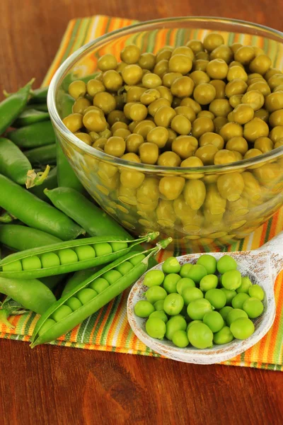 Green peas on wooden background — Stock Photo, Image