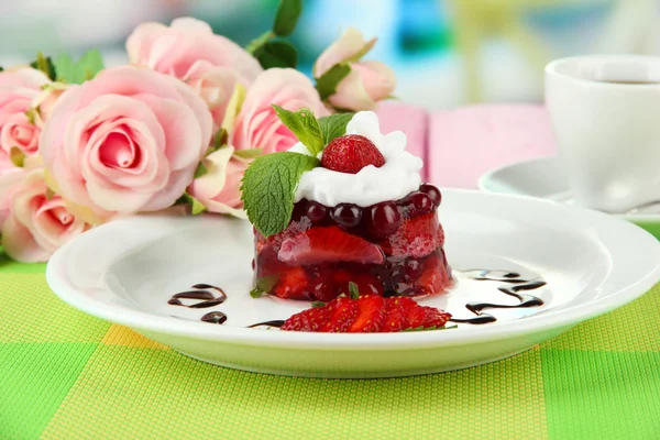 Leckeres Gelee-Dessert mit frischen Beeren, auf hellem Hintergrund — Stockfoto