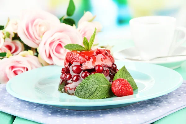 Leckeres Gelee-Dessert mit frischen Beeren, auf hellem Hintergrund — Stockfoto