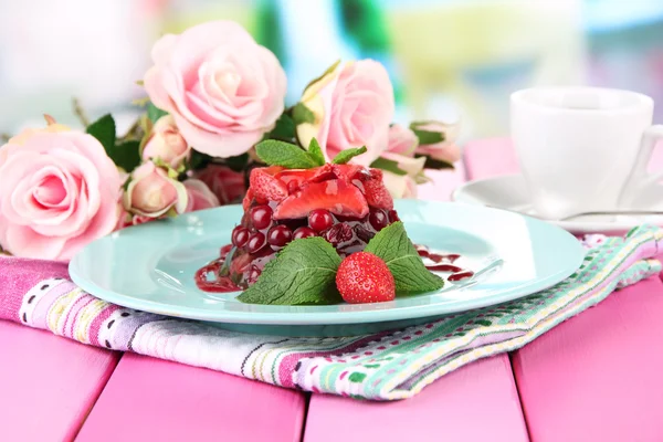 Sabroso postre de gelatina con bayas frescas, sobre fondo brillante —  Fotos de Stock