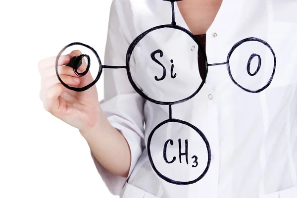 Chemik kobieta zapisywania wzorów na szkle na szarym tle — Zdjęcie stockowe