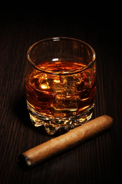 Vidrio de brandy con hielo sobre fondo de madera — Foto de Stock