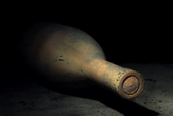 Gammal flaska vin i gammal källare, på mörk bakgrund — Stockfoto