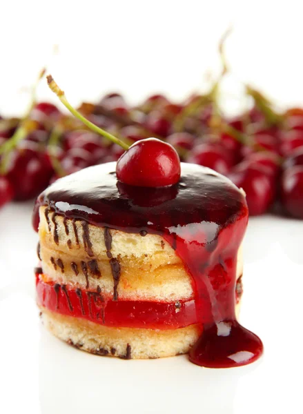 Вкусный пирог с вареньем и ягодами, изолированные на белом — стоковое фото