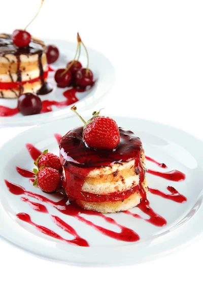 Смачні печиво торти з джемом і ягодами на тарілках, ізольовані на білому — стокове фото