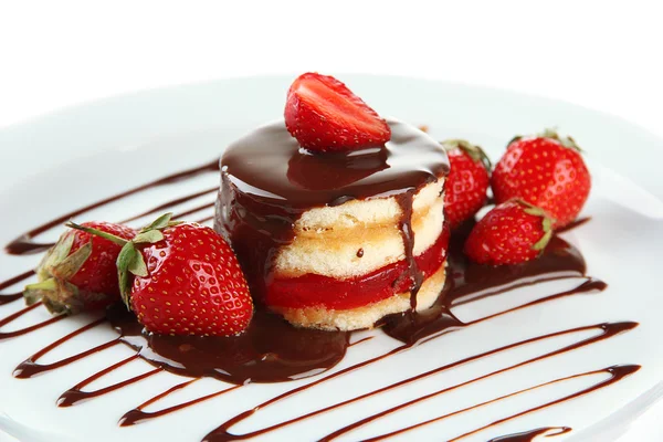 Smaczne ciastko z czekoladą i jagodami na talerzu, izolowane na białym — Zdjęcie stockowe