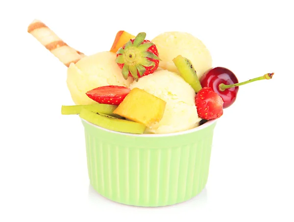 Delicioso helado con frutas y bayas en un tazón aislado en blanco — Foto de Stock