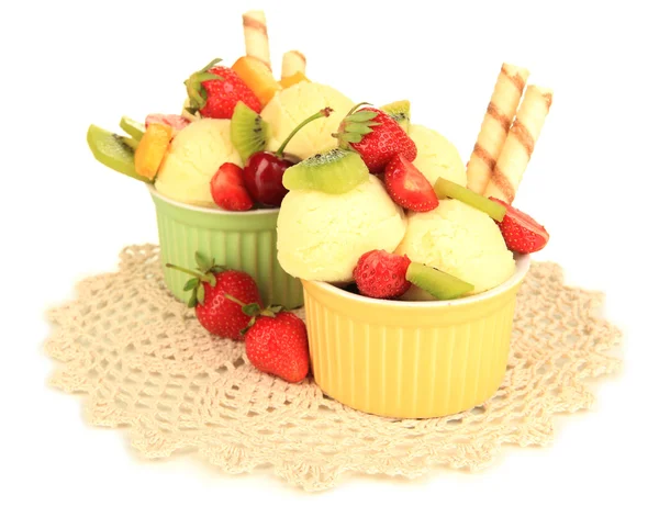 Leckeres Eis mit Früchten und Beeren in Schüssel isoliert auf weiß — Stockfoto