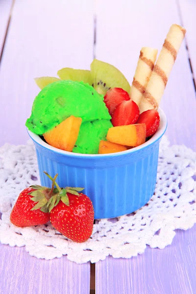 Herkullinen jäätelö hedelmiä ja marjoja kulhoon puinen pöytä — kuvapankkivalokuva