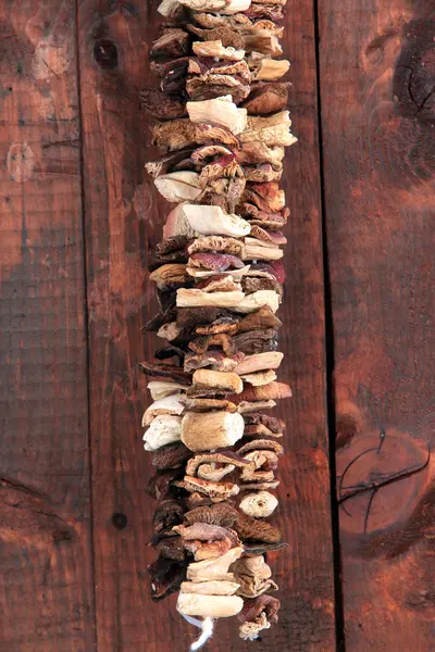 Сушеные грибы на деревянном фоне — стоковое фото