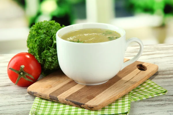 Tasse Suppe auf Holztisch — Stockfoto