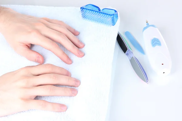 Człowiek robi manicure w salonie — Zdjęcie stockowe