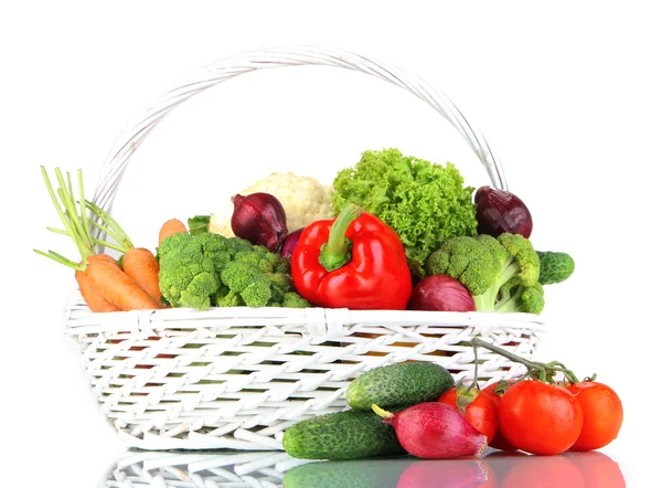 Świeże warzywa w biały wiklinowy koszyk na szarym tle — Zdjęcie stockowe