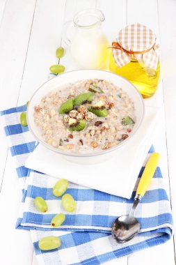 ahşap masa yakın çekim üzerinde meyve bir kase içinde yararlı yulaf ezmesi