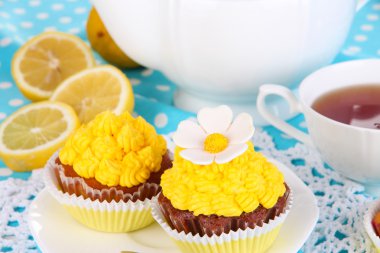 güzel limon cupcakes ve aromalı çay yemek masası yakın çekim