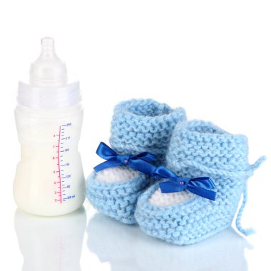 şişe süt formülü ile üzerine beyaz izole patik