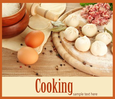 çiğ köfte, malzemeler ve hamur, ahşap tablo