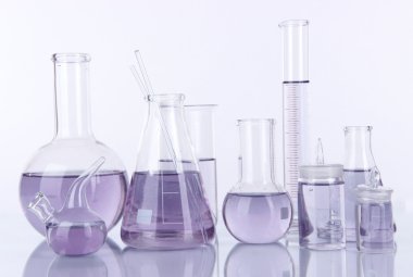 test tüpleri üzerinde beyaz izole hafif mor sıvı ile