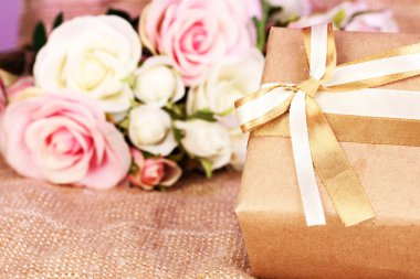 güzel hediye çiçek zemin üzerine