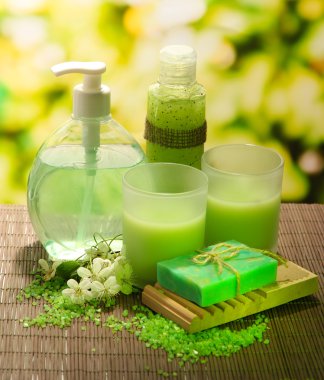 Kozmetik Şişeler ve doğal el yapımı Sabun yeşil zemin üzerine