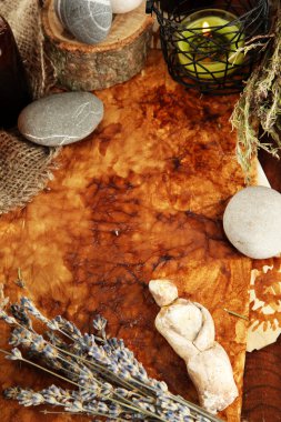 Eski gazeteleri, otlar, taş ve ahşap zemin üzerinde sembolleri ile şişe ile kompozisyon