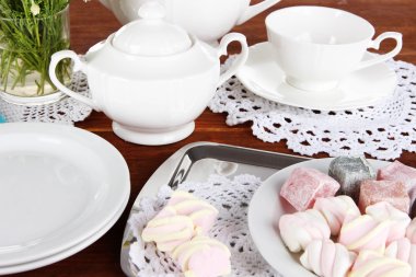 ahşap masa üzerindeki tablo ayarı