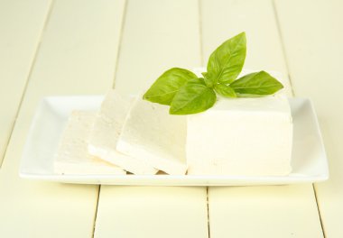 koyun peyniri Fesleğenli renk ahşap zemin üzerinde süt