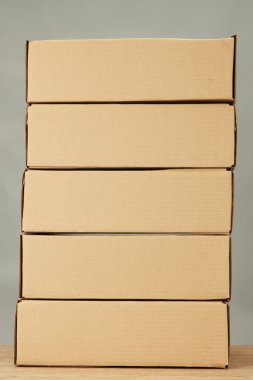 parsel kutuları gri arka plan üzerinde ahşap tablo