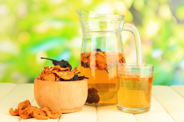 karışık kuru meyve kase ve doğal zemin üzerine ahşap masa üzerinde kurutulmuş meyve kompostosu