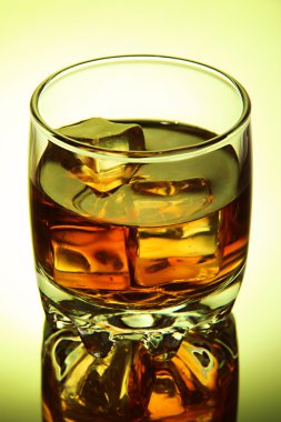 Brandy glas met ijs op groene achtergrond