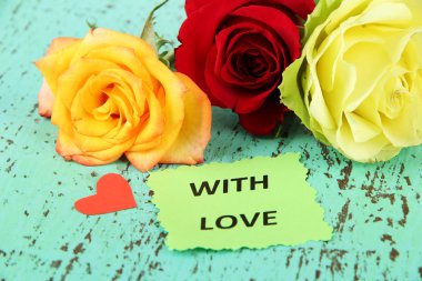 renkli ahşap zemin üzerinde güzel güller