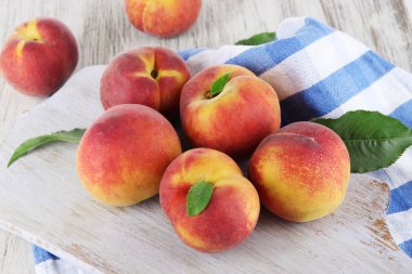 peçete ahşap zemin üzerinde tablo üzerinde kurulu şeftali