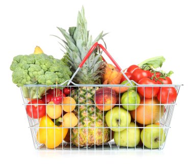 taze meyve ve sebzeler üzerinde beyaz izole metal sepet çeşitleri