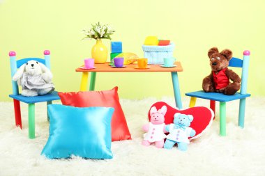 Ekipman ve oyuncaklar ile modern çocuk odası