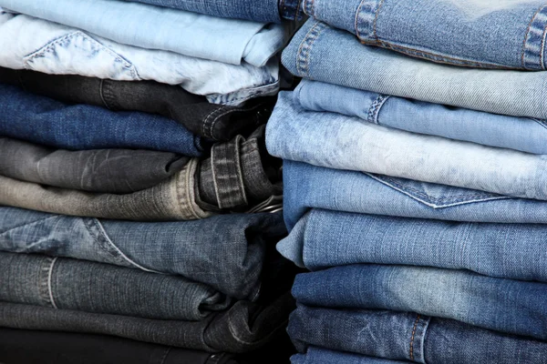 Viele Jeans in einem Stapel Großaufnahmen gestapelt — Stockfoto