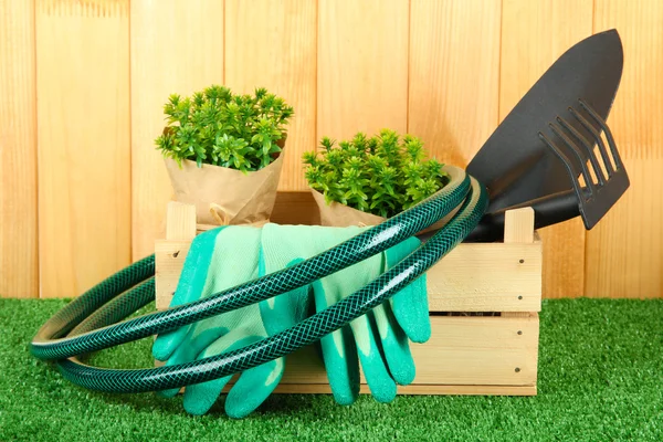 Tuingereedschap op gras in de tuin — Stockfoto