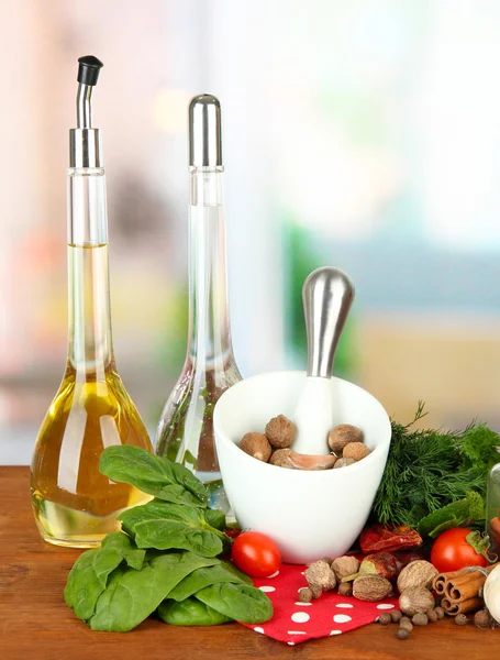 Состав раствора, бутылки с оливковым маслом и уксусом, зеленые травы, на ярком фоне — стоковое фото