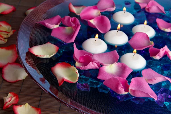 Rosenblätter und Kerzen in Wasser in Vase in Großaufnahme — Stockfoto